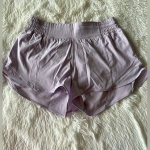 Hotty Hot High Rise 2.5” Short in Lilac Ether